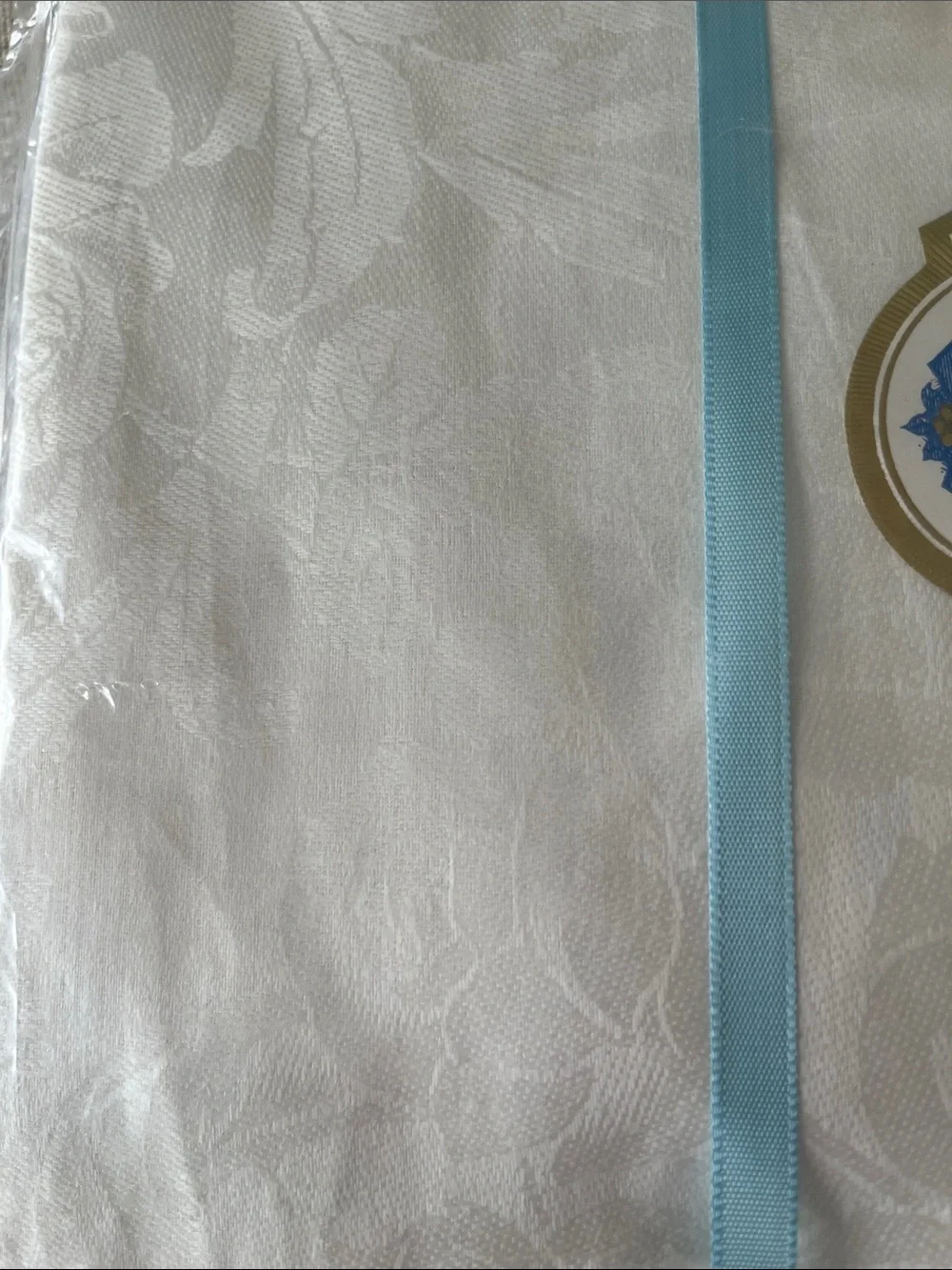 White Irish Linen Table Cloth with 6 napkins.